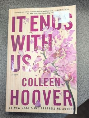 Colleen Hoover 'It Ends With Us' Paperback